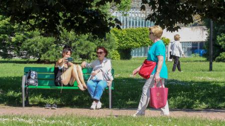 Estampas veraniegas ayer en el parque de Yamaguchi de Pamplona