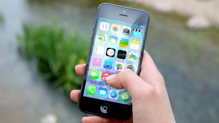 Smartphone con diferentes aplicaciones
