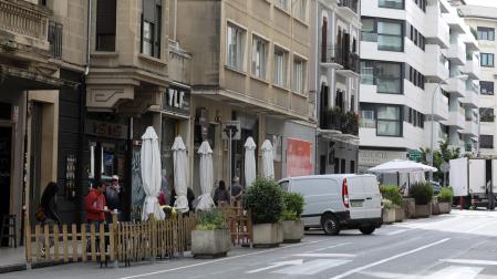 A raíz de la pandemia, el Ayuntamiento eliminó plazas de aparcamiento de la calle Amaya para ganar espacio al peatón. Actualmente hay tres terrazas ocupando parte de la calzada, con vallas de madera. El área de Seguridad Ciudadana ha planteado a estos hosteleros que mejoren el aspecto del espacio, con elementos más acordes a la ordenanza