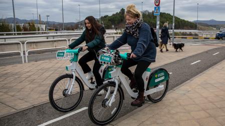 Dos usuarias circulan por la calle Monte Monjardín con unas bicis eléctricas del servicio de alquiler que funciona en Pamplona desde diciembre del año pasado