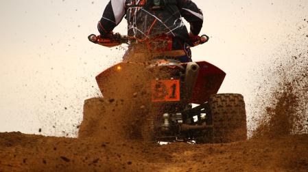 Una persona, en un quad