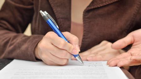 Las donaciones en vida suelen producirse entre ascendientes y descendientes, pues son especialmente ventajosas en estos casos