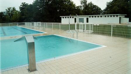 Detalle de las piscinas del complejo al aire libre de Dantzaleku
