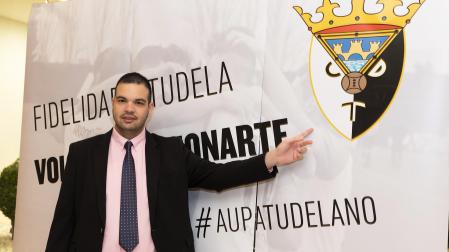 Ramón Lázaro señala el escudo del CD Tudelano durante la presentación ayer de las líneas maestras de su proyecto para el club