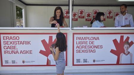 Punto de información para sensibilizar y prevenir agresiones sexistas en la Plaza del Castillo