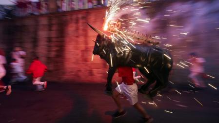 Toro de fuego por las calles de Pamplona en San Fermín