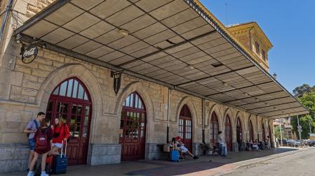 Andén de la estación de autobuses de Estella, en el kilómetro cero del Vasco Navarro