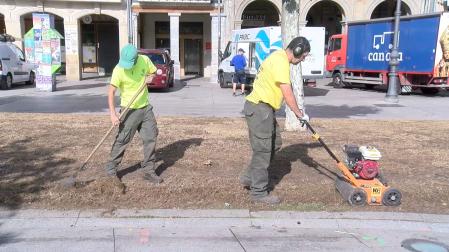 Operarios del Ayuntamiento de Pamplona trabajan en los jardines de la Plaza del Castillo