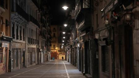 La calle Estafeta de Pamplona, vacía y con todo cerrado, en marzo de 2020