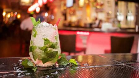 Imagen de archivo de un mojito con hielos en la barra de un bar