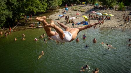 Un joven se lanza del puente de Irotz para combatir el sofocante calor de la semana pasada, algo que no se repetirá en la que hoy empieza