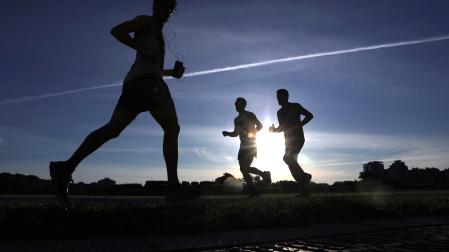 Varias personas hacen ejercicio en la Vuelta del Castillo.