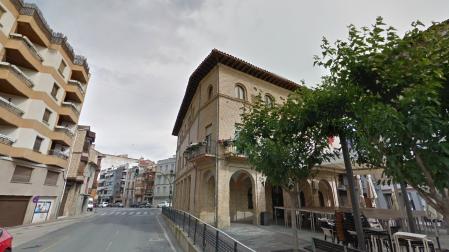 Calle Juan Bautista Irurzun de Peralta, con el ayuntamiento a la derecha