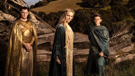 Fotograma de 'El señor de los anillos: Los anillos de poder' en el que aparecen (i-d) Benjamin Walker como el Gran rey Gil-galad; Morfydd Clark como Galadriel, y Robert Aramayo como Elrond