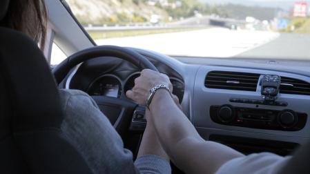 Un profesor de autoescuela corrige la dirección a una alumna