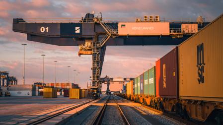 Los servicios ferroviarios que enlazan con el Port de Barcelona facilitan la exportación a todo el mundo de las mercancías de las empresas de Navarra.