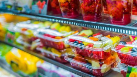 Fruta envasada en un supermercado