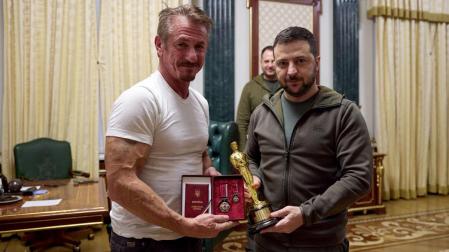 El actor Sean Penn, junto al presidente ucraniano, Volodímir  Zelenski, durante su último encuentro, en el que le entregó una de sus estatuíllas de los premios Oscar