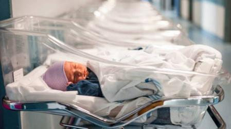 Imagen de archivo de un hospital con varios bebés