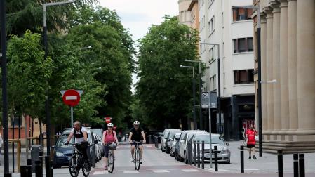 Varias bicicletas circulan por la calle San Fermín de Pamplona