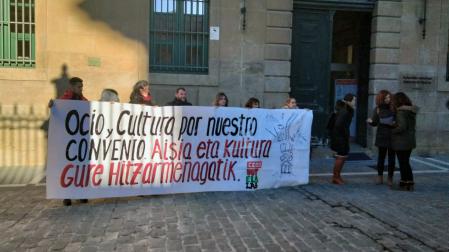 Concentración frente a la sede del Departamento de Cultura para reivindicar la negociación del primer convenio colectivo regional