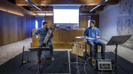 Aitor Urquiza Cirauqui e Iker Álvarez González interpretan una de las obras