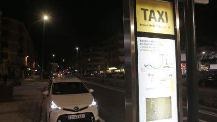 Un taxi en una parada en Pamplona.