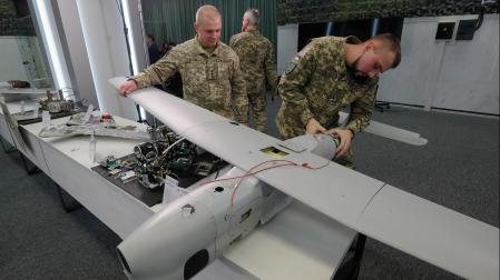 Militares ucranianos desmantelan partes de drones utilizados en ataques rusos