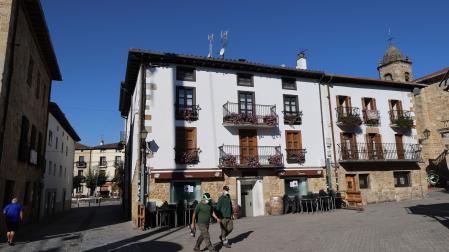 Dos operarios municipales cruzan por la plaza de los Fueros, de Alsasua
