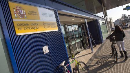 Personas accediendo a la oficina de Extranjería en Pamplona, en el barrio de Buztintxuri