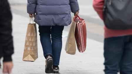 Una persona sujeta varias bolsas con compras de Navidad, en Madrid
