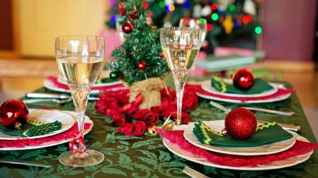 Una mesa preparada para una comida de Navidad