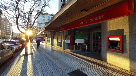 Sucursal del Banco Santander de la calle Ermitagaña