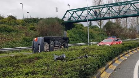 Vuelco atendido en la Ronda de Pamplona, sin heridos