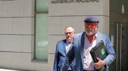 El excomisario José Manuel Villarejo (d) a su salida de la Audiencia Nacional