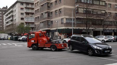 Una grúa transporta un vehículo en Pamplona en marzo de 2021