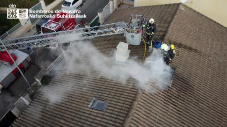 Los bomberos intervienen este viernes en un incendio en una chimenea de Puente la Reina