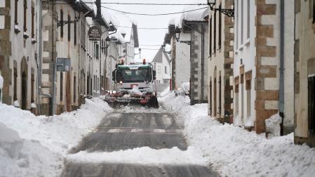 Una máquina quitanieves limpia de nieve la travesía en Espinal (Erro) esta semana