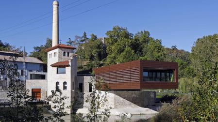 Chimenea del molino de Caparroso tras el edificio histórico