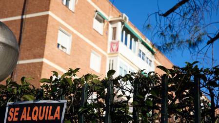 Cartel de alquiler de una vivienda