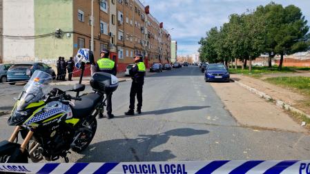 Miembros de la Policía Nacional y Local vigilando el exterior del edificio de viviendas donde se había atrincherado el hombre detenido