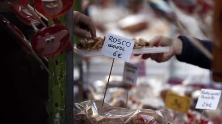Imagen del mercadillo y procesión en honor a San Blas este viernes, 3 de febrero, en Pamplona.