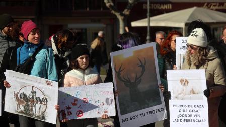 Una concentración en Pamplona rechaza la exclusión de los perros de caza de la Ley de Bienestar Animal./