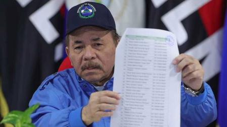 El presidente de Nicaragua, Daniel Ortega, muestra la lista de nombres de los 222 presos políticos excarcelados