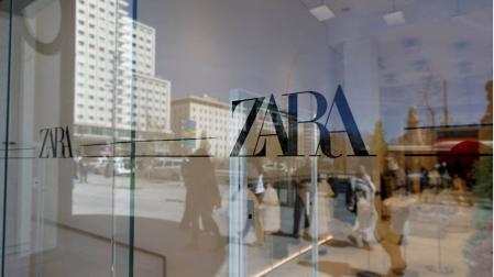 La plaza de España madrileña reflejada en el cristal de una de las mayores tiendas de Zara