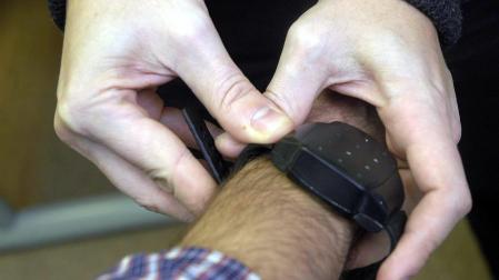Demostración de colocación de una pulsera telemática