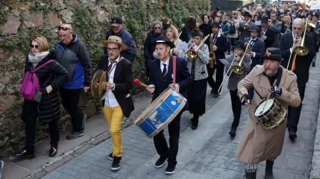 Las calles de Bera de Bidasoa acogieron este domingo, 19 de febrero,. las celebraciones del Carnaval.