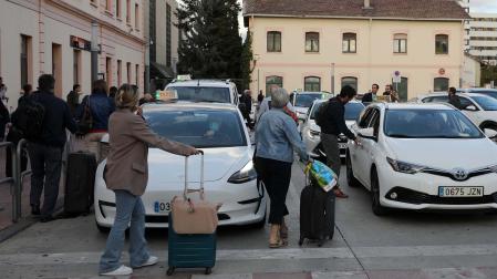 Viajeros procedentes de un tren de Madrid buscan taxi en la estación de tren de Pamplona