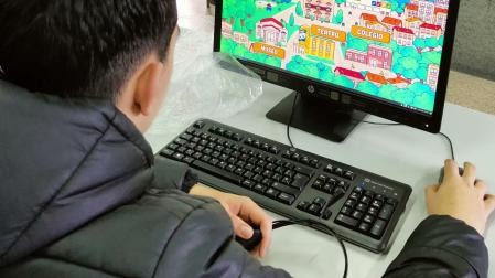 Un estudiante jugando al videojuego Oncity