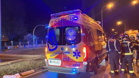Imagen de archivo de una ambulancia de Samur atendiendo un accidente en Madrid